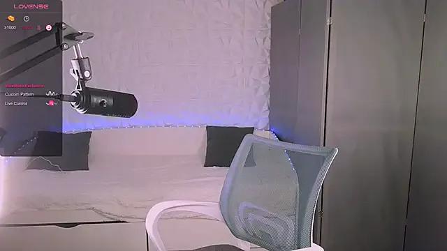 Beatrice_7 — take off my bra for 10 mins