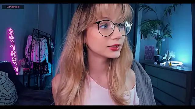 MelissaTetris — Lift up top and squeeze boobs