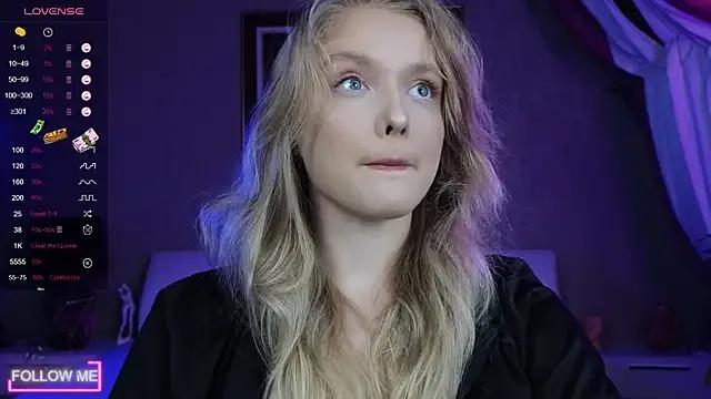 Slay_Blonde — kiss from Lily