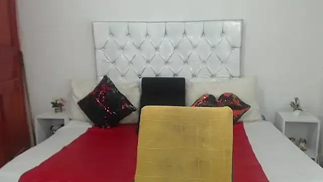 Sweetbigcatt on StripChat 